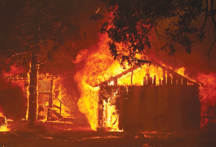 בית נשרף (צילום:  רויטרס)