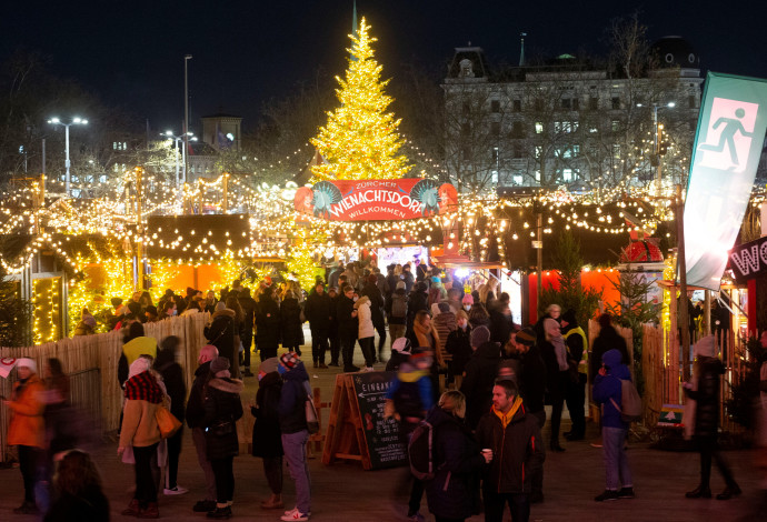 שוק חג המולד בציריך (צילום:  REUTERS/Arnd Wiegmann)