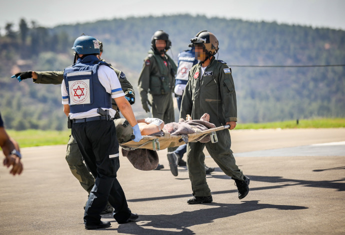 Un blessé est transporté à l'hôpital Hadassah Ein Kerem (Photo : Noam Rivkin Fenton Flash 90)