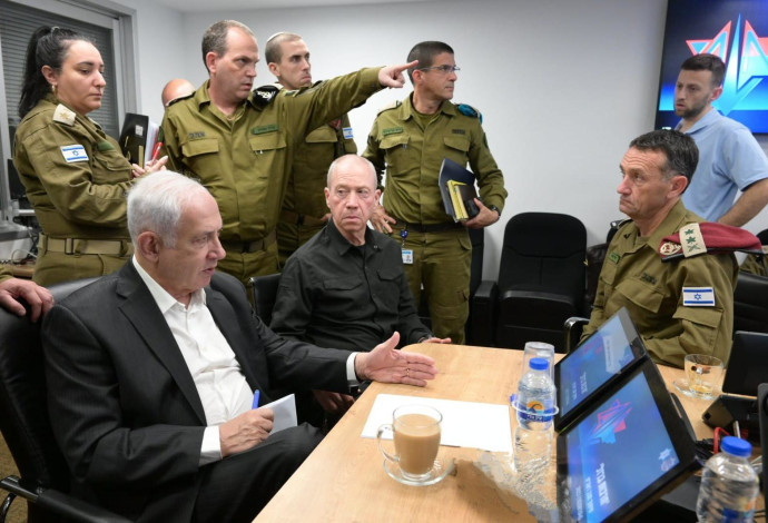ראש הממשלה נתניהו בהערכת מצב בקרייה בשבעה באוקטובר (צילום:  עמוס בן גרשון, לע"מ)
