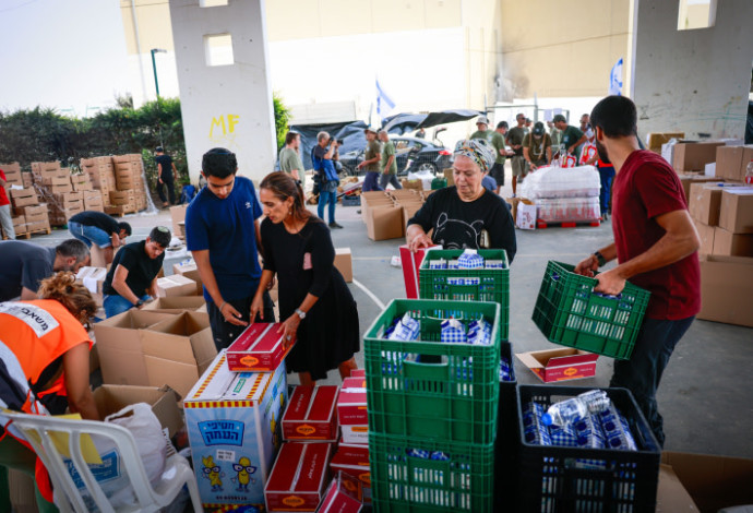 ישראלים אורזים מזון וציוד לתרומה במבצע חרבות ברזל (צילום:  חיים גולדברג, פלאש 90)