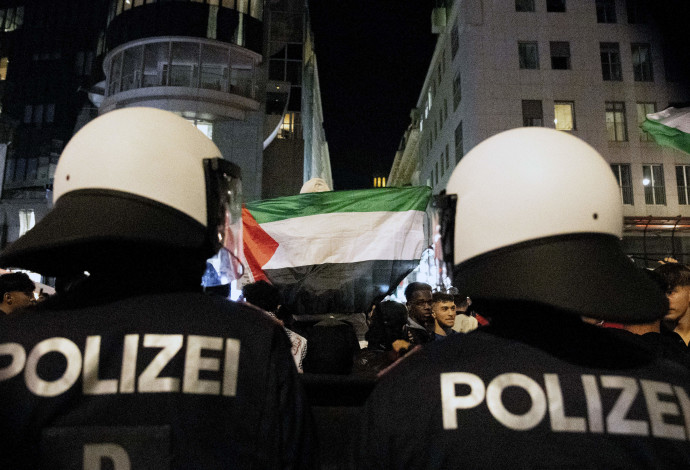 עצרת פרו-פלסטינית באוסטריה (צילום:  TOBIAS STEINMAURER/APA/AFP via Getty Images)