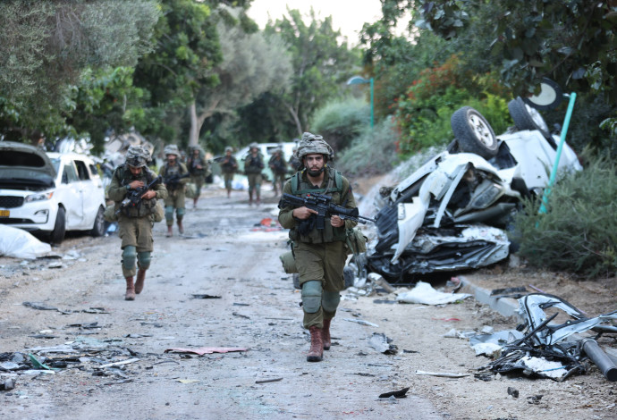 כוחות צה"ל בקיבוץ בארי (צילום:  צור שיזף)