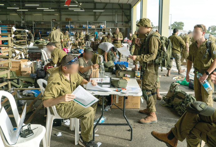גיוס מילואים במבצע חרבות ברזל, למצולמים אין קשר לנאמר בכתבה (צילום:  דובר צה"ל)