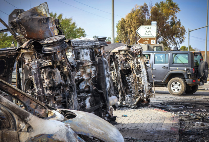 מכוניות שרופות בכניסה לבארי  (צילום:  יוסי זמיר, פלאש  90)