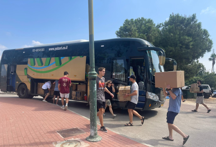 מתנדבים ברמת השרון למען תושבי העוטף והלוחמים (ארכיון)