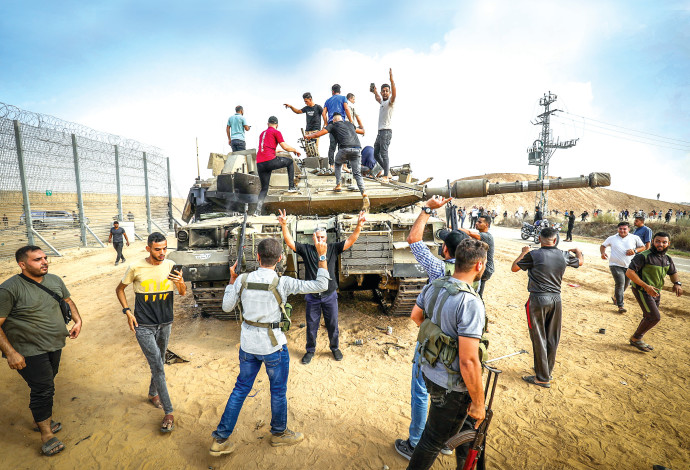 פלסטינים לאחר שחצו את גדר הגבול בעזה (צילום:  עבד רחים חטיב, פלאש 90)