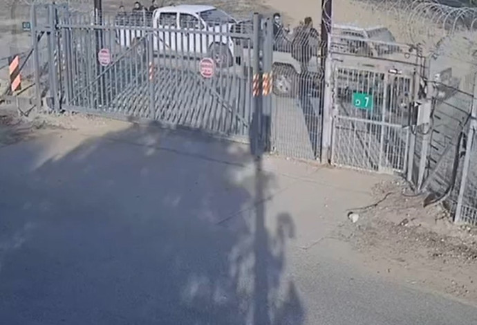 טנדרים של חמאס עוברים לצד גדרות קיבוץ בארי (צילום:  שימוש לפי סעיף 27א')