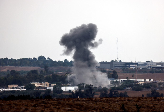 פגיעת רקטה סמוך לשדרות (צילום:  REUTERS/Amir Cohen TPX IMAGES OF THE DAY/File Photo)