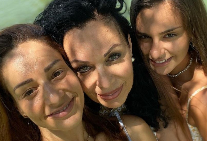 מעיין אדם עם אמה יונה ואחותה מפל ז\'\'ל (צילום: צילום מסך אינסטגרם)