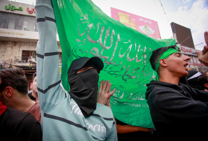תומכי ארגון הטרור חמאס (צילום:  Nasser Ishtayeh/Flash90)