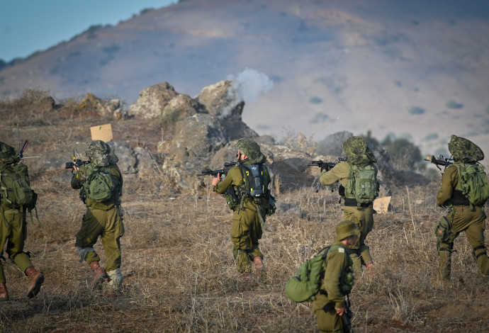 כוחות צה"ל נערכים לכניסה הקרקעית (צילום:  Michael Giladi/Flash90 )