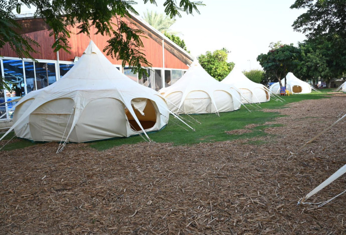 מתחם האוהלים בכפר המכביה (צילום:  מורג ביטן)