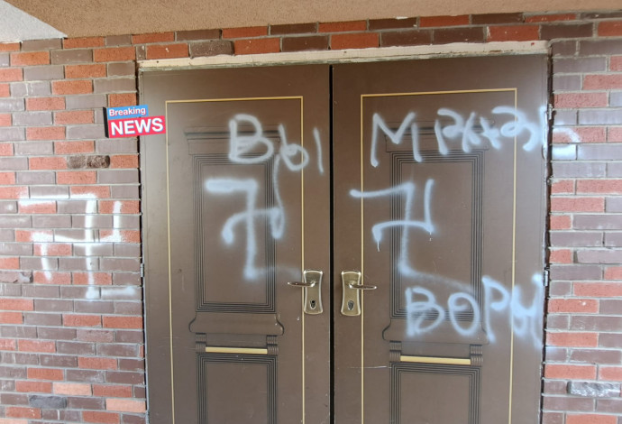 כתובות נאצה נגד יהודים על דלת בית חב״ד בשדרות (צילום:  מצלמות אבטחה, שימוש לפי סעיף 27א')