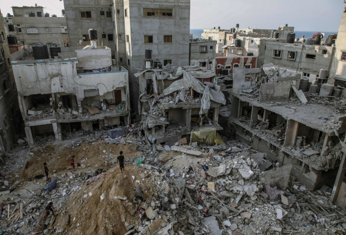 תקיפות צה"ל בעזה, מבצע חרבות ברזל (צילום:  Youssef Alzanoun / Middle East Images / Middle East Images via AFP)