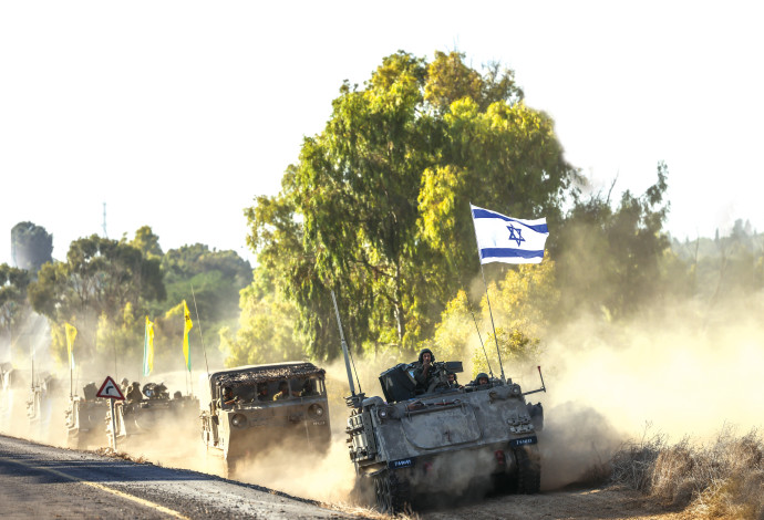 "חרבות ברזל": שיירת כלי רכב צבאיים (צילום:  חיים גולדברג, פלאש 90)