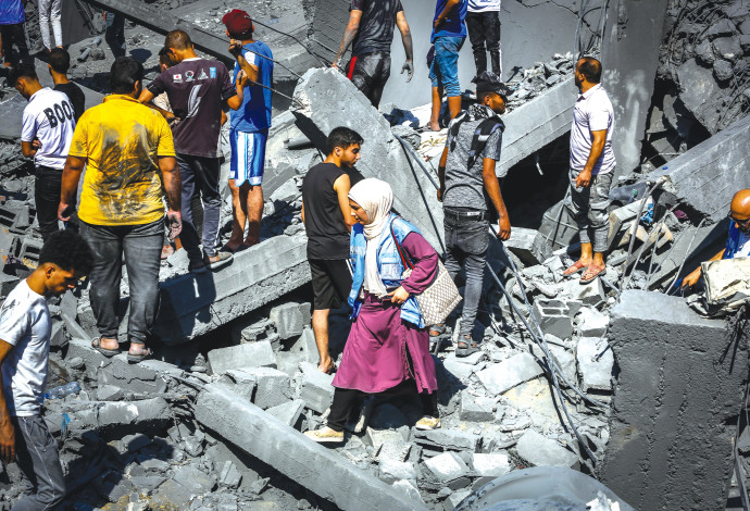 בניין בחאן יונס לאחר הפצצה ישראלית (צילום:  עטיה מוחמד, פלאש 90)