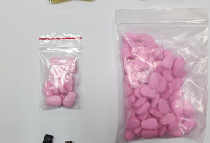 הסמים השונים שנמצאו אצל החשוד  (צילום:  דוברות המשטרה)