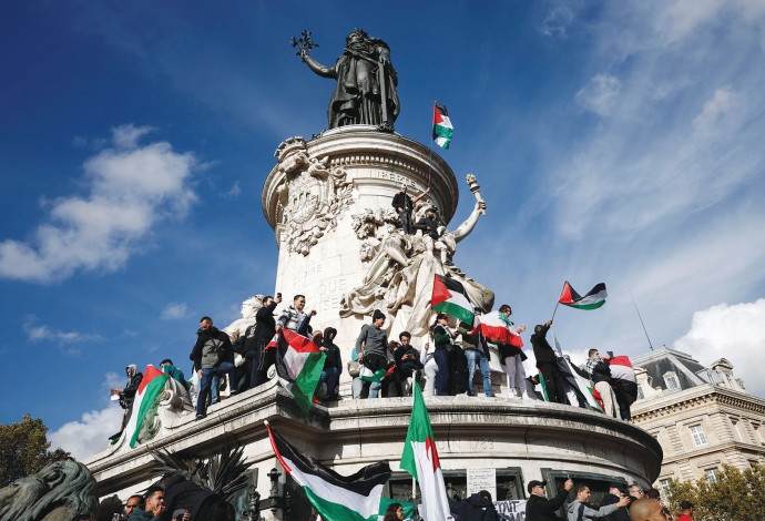 הפגנה נגד ישראל בפריז (צילום:  רויטרס)