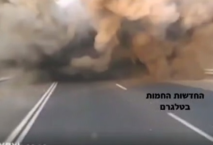 צילום מסך מתיעוד פיצוץ הרקטה בכביש 4 (צילום:  החדשות החמות בטלגרם)