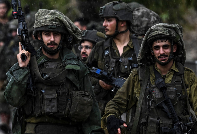 טרנד השפמים פשט על הצבא (צילום:  ARIS MESSINIS/AFP via Getty Images)