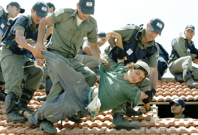 התנתקות 2005 גוש קטיף שוטרים על הגג (צילום:  רויטרס)