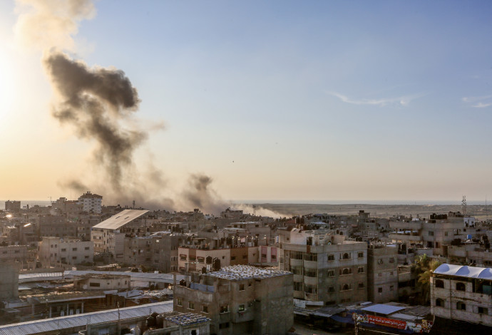 הפצצות צה"ל ברצועה  (צילום:  Abed Rahim Khatib/Flash90)