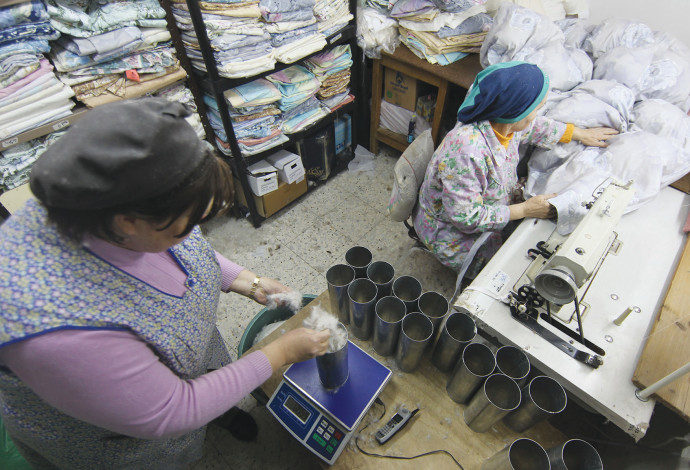נשים עובדות במתפרה - תמונת ארכיון  (צילום:  נתי שוחט פלאש 90)