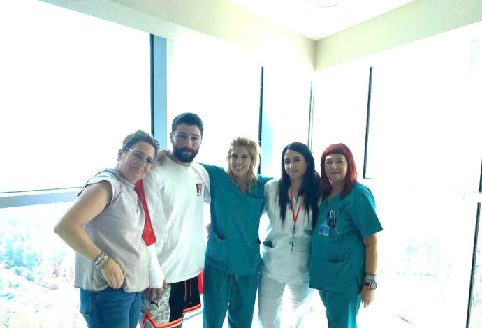 חגי עם צוות הדסה (צילום:  בית החולים הדסה)