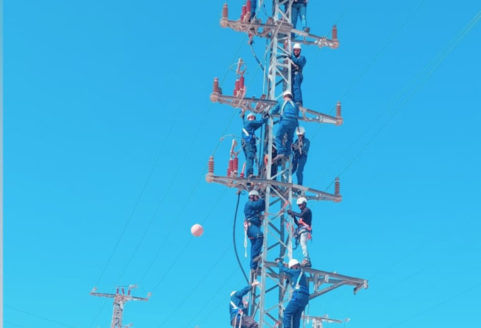 הכשרת חברת החשמל לעבודה בגובה (צילום:  חברת החשמל)