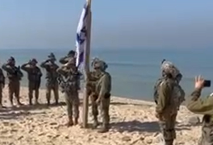 חיילי צה"ל מניפים דגל ליד חוף עזה (צילום:  שימוש לפי סעיף 27א')