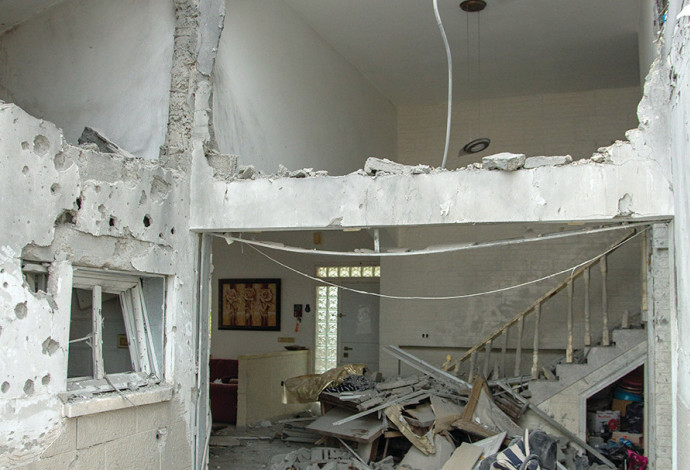 בית שפגעה בו רקטה באשקלון (צילום:  אדי ישראל, פלאש 90)