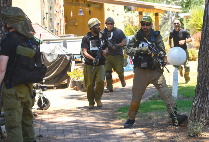 אימון של כיתת כוננות בקיבוץ בצפון (צילום:  אייל מרגולין, פלאש 90)