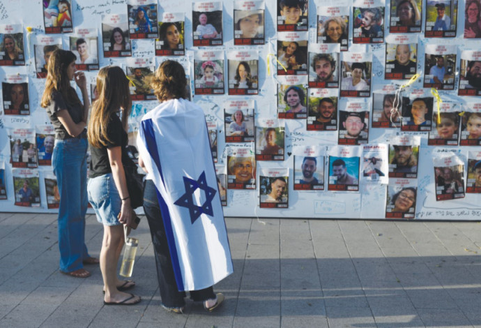 קיר עם תמונות החטופים בתל אביב  (צילום:  גילי יערי, פלאש 90)