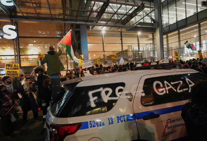 הפגנה פרו פלסטינים מול בניין הניו יורק טיימס (צילום:  רויטרס)