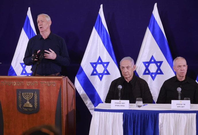 בנימין נתניהו, יואב גלנט ובני גנץ במסיבת עיתונאים (צילום: מרק ישראל סלם)