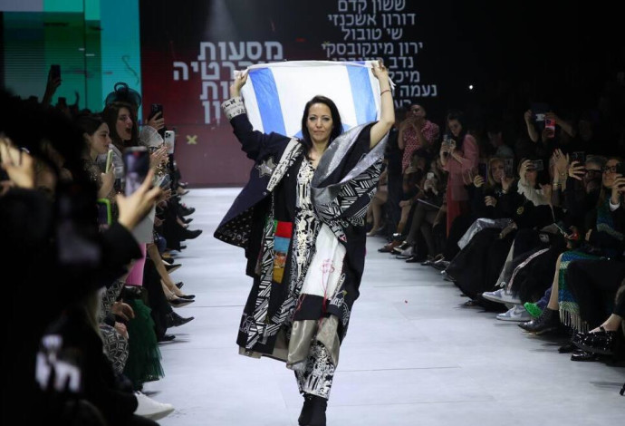 ליהיא לפיד עם דגל ישראל בשבוע האופנה (צילום:  אור גפן)