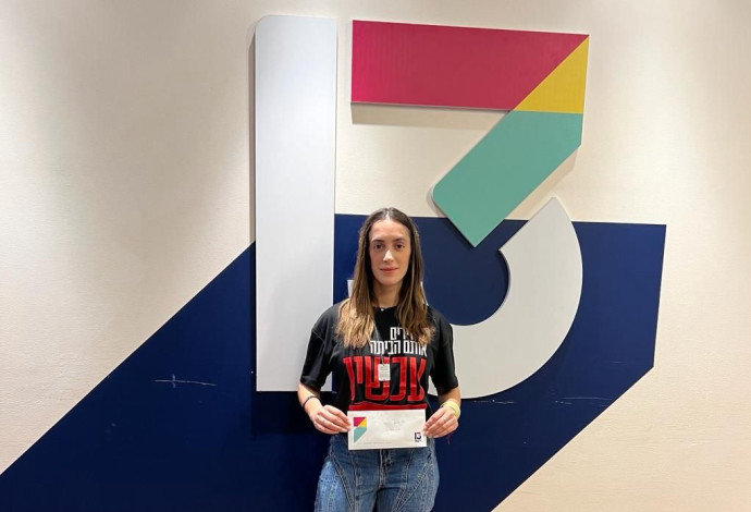 יובל מעתוק במעמד קבלת צ'ק הזכייה  (צילום: יח''צ רשת 13)