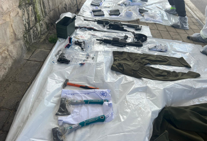התחמושת הרבה שנמצאה: גרזנים, נשקים ומדי כוחות הביטחון  (צילום:  דוברות המשטרה)