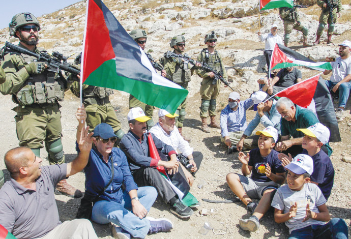 פעילי שמאל ופלסטינים מפגינים בשומרון  (צילום:  נסאר אישתייה, פלאש 90)