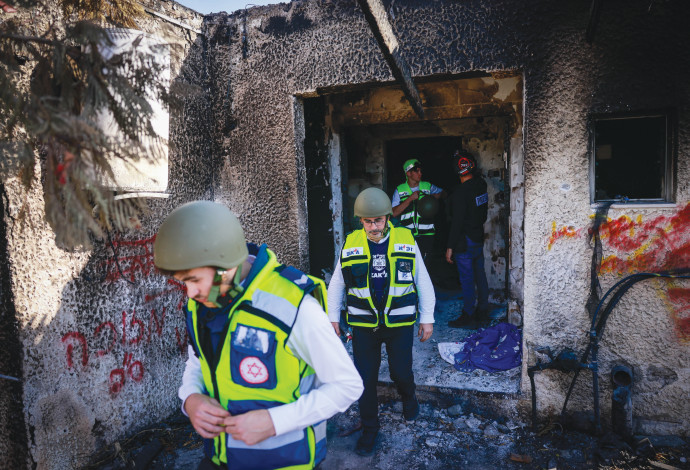 צוות זק''א בכפר עזה לאחר הטבח (צילום: חיים גולדברג פלאש 90)