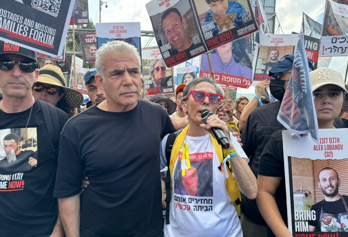 יאיר לפיד בצעדת משפחות החטופים (צילום: מטה משפחות החטופים והנעדרים)