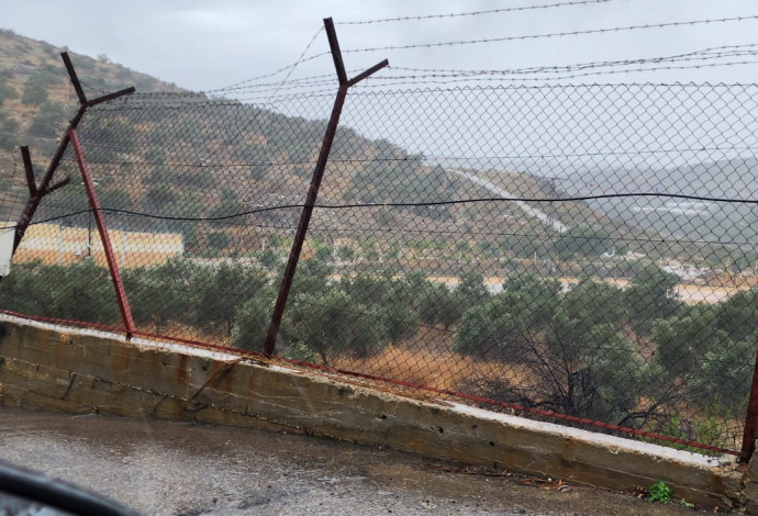 הגדר המפרידה בין אותם כפרים פלסטינים ליישוב שערי תקווה  (צילום:  פרטי)