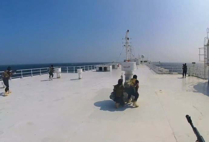 החותים משלטים על הספינה בבעלות ישראלית בים האדום  (צילום:  רשתות ערביות)