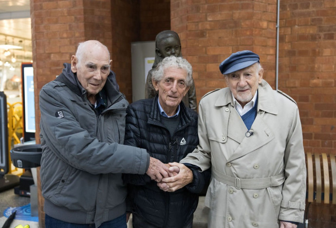 מימין לשמאל: וולטר בינגהם, פול אלכסנדר, ג׳ורג׳ שפי באנדרטת הקינדרטרנספורט בלונדון (צילום:  סם צ׳רצ׳יל ‫)