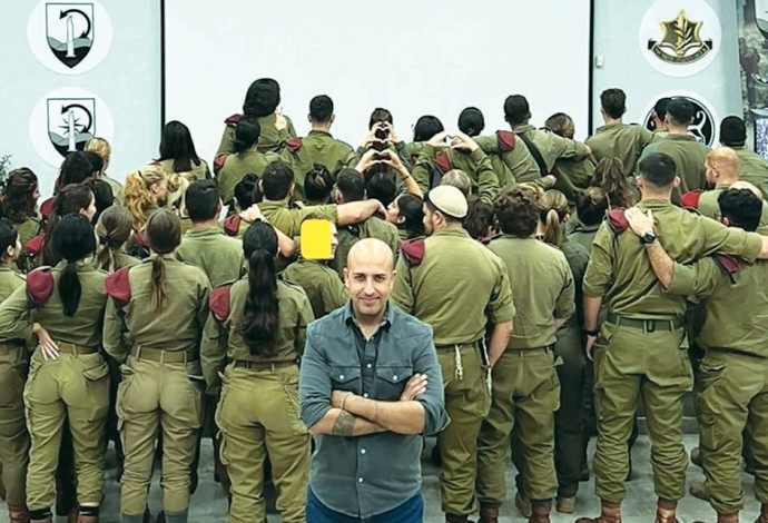 חזי דין מופיע בפני יחידה סודית (צילום: פרטי)