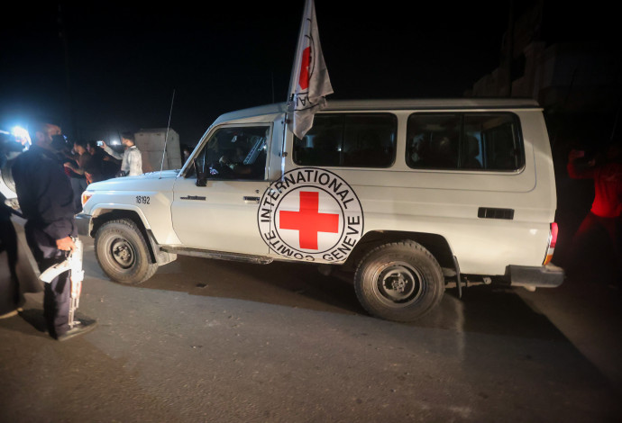 רכבי הצלב האדום במעבר רפיח, מבצע דלתות שמיים (צילום:  Atia Mohammed/Flash90)