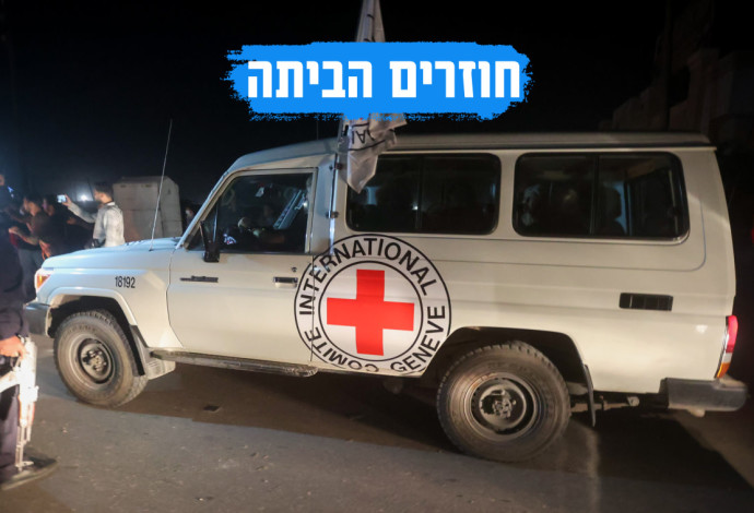 רכבי הצלב האדום במעבר רפיח, מבצע דלתות שמיים (צילום: Atia Mohammed/Flash90)