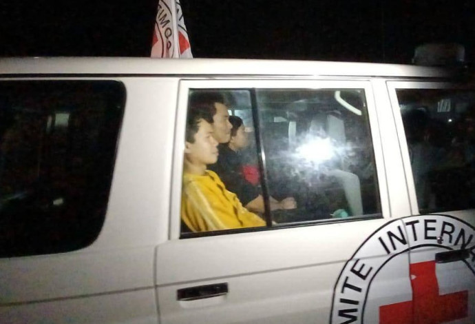 רכבי הצלב האדום במעבר רפיח, מבצע דלתות שמיים (צילום:  רשתות ערביות)