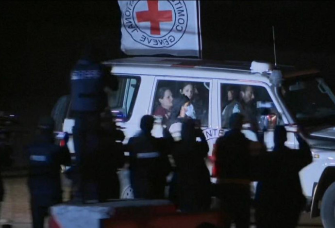 שיירת הצלב האדום עם החטופים (צילום: רשתות ערביות)